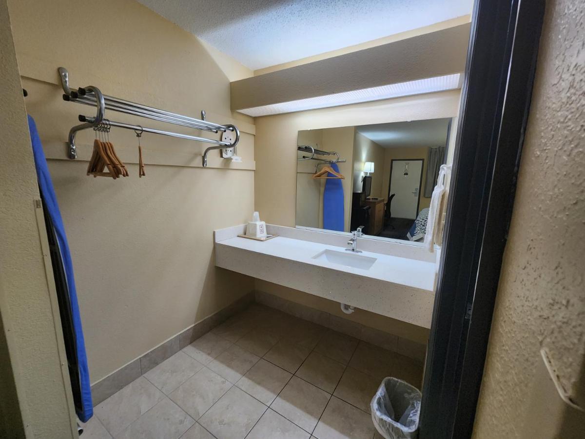 Budget Host Inn Хендерсън Екстериор снимка